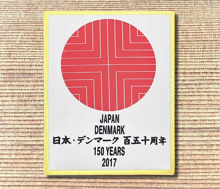 白のセミハードエナメル＆赤と黒のシルク印刷製社章バッジ